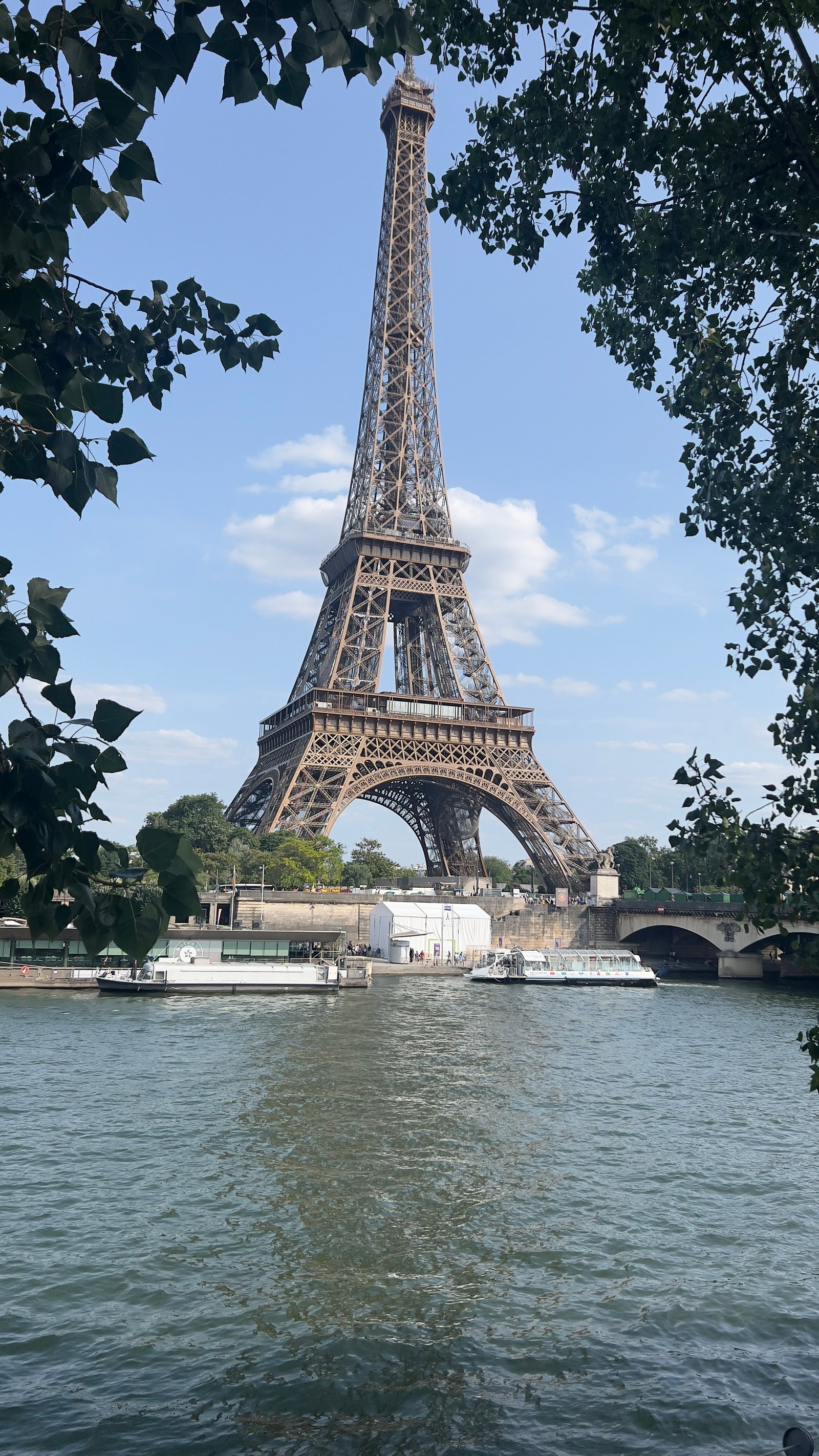 Torre Eiffel junto al río Sena en París